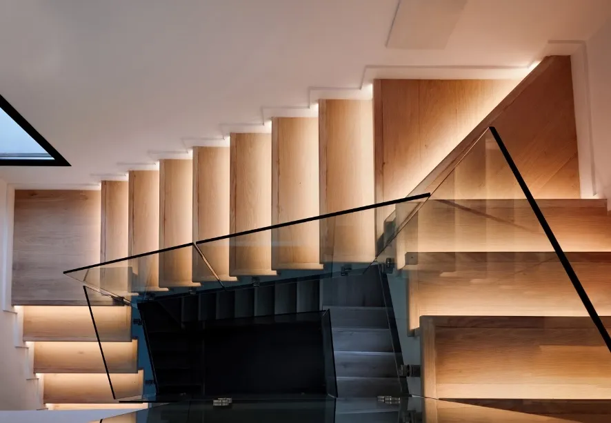 Które schody drewniane lepiej podkreślają charakter domu: jasne i subtelne czy ciemne i wyraziste?