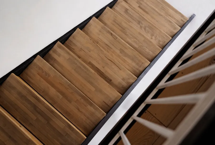 Czy schody drewniane w domu otwartym powinny stanowić tło aranżacji, czy raczej jej mocny akcent?