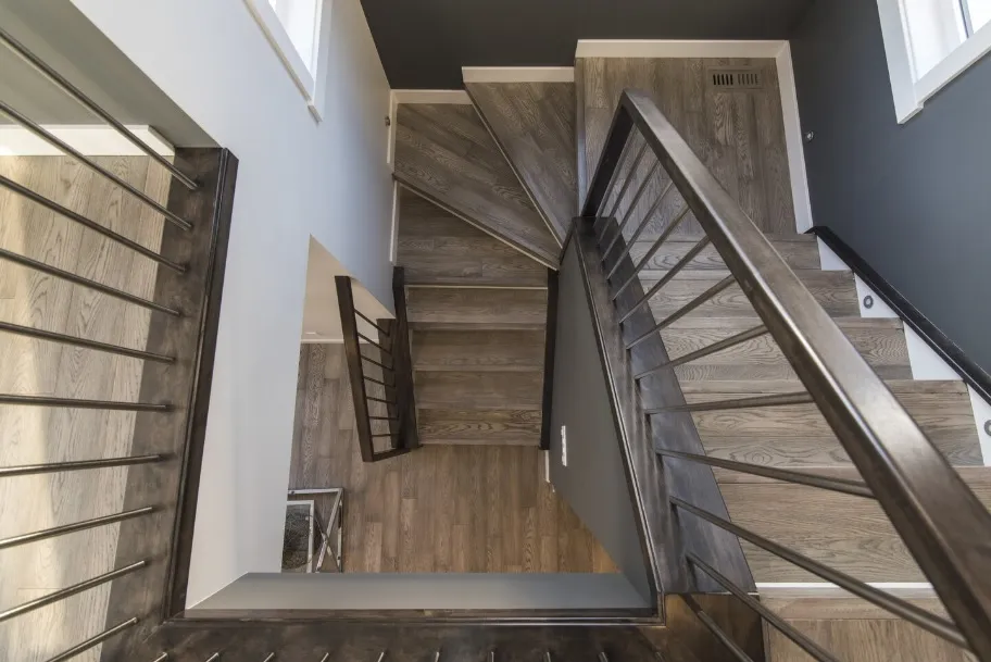 Jakie balustrady najlepiej uzupełniają schody drewniane w eleganckich i nowoczesnych przestrzeniach?