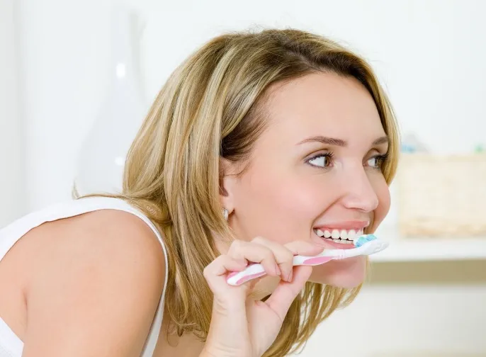 Jak dbać o zęby po spożyciu kawy i słodkich napojów?