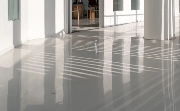 Dlaczego posadzki betonowe przemysłowe dominują w obiektach wielkopowierzchniowych, takich jak galerie handlowe?