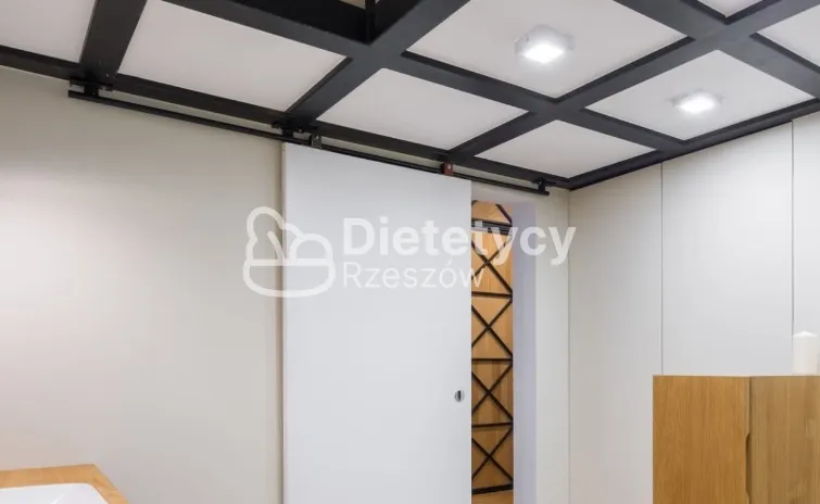 Czym drzwi przesuwne różnią się od tradycyjnych drzwi rozwieranych?