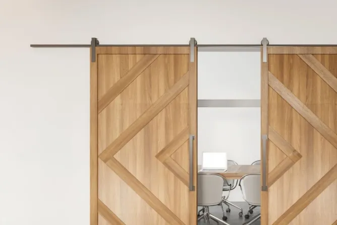 Jak różnice konstrukcyjne wpływają na użytkowanie drzwi przesuwnych?