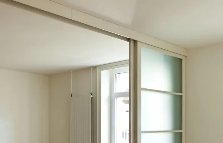 Jakie ograniczenia funkcjonalne mają drzwi przesuwne?